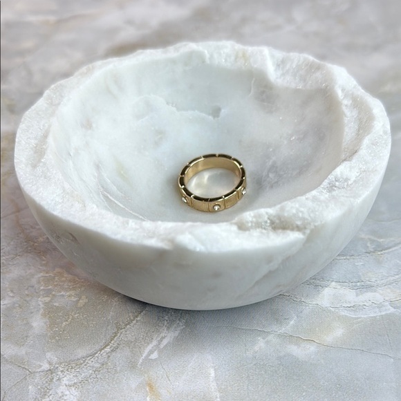 Elegant Gold Ring - Picture 1 of 5